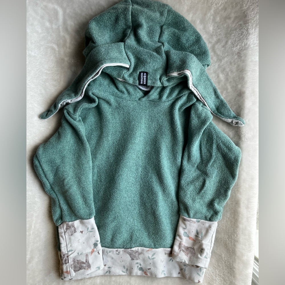 3/$40 🏷️ Custom Green “Bunny” Hoodie